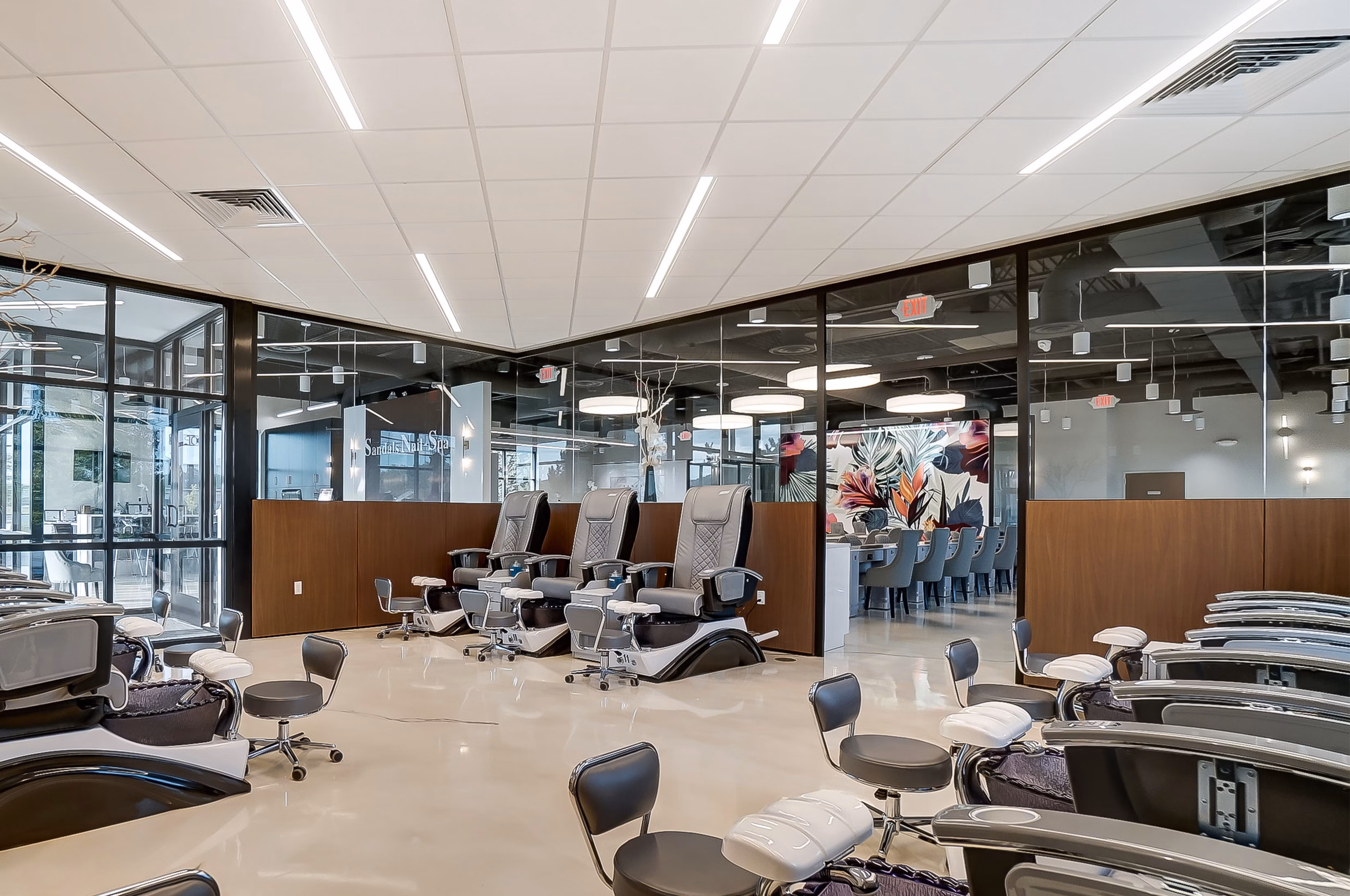 Salon in Toledo with a custom floral wall